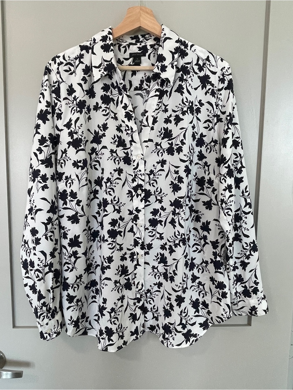 Ann Taylor Blouse Women's Size XL Black White Floral Print Button Front Collared